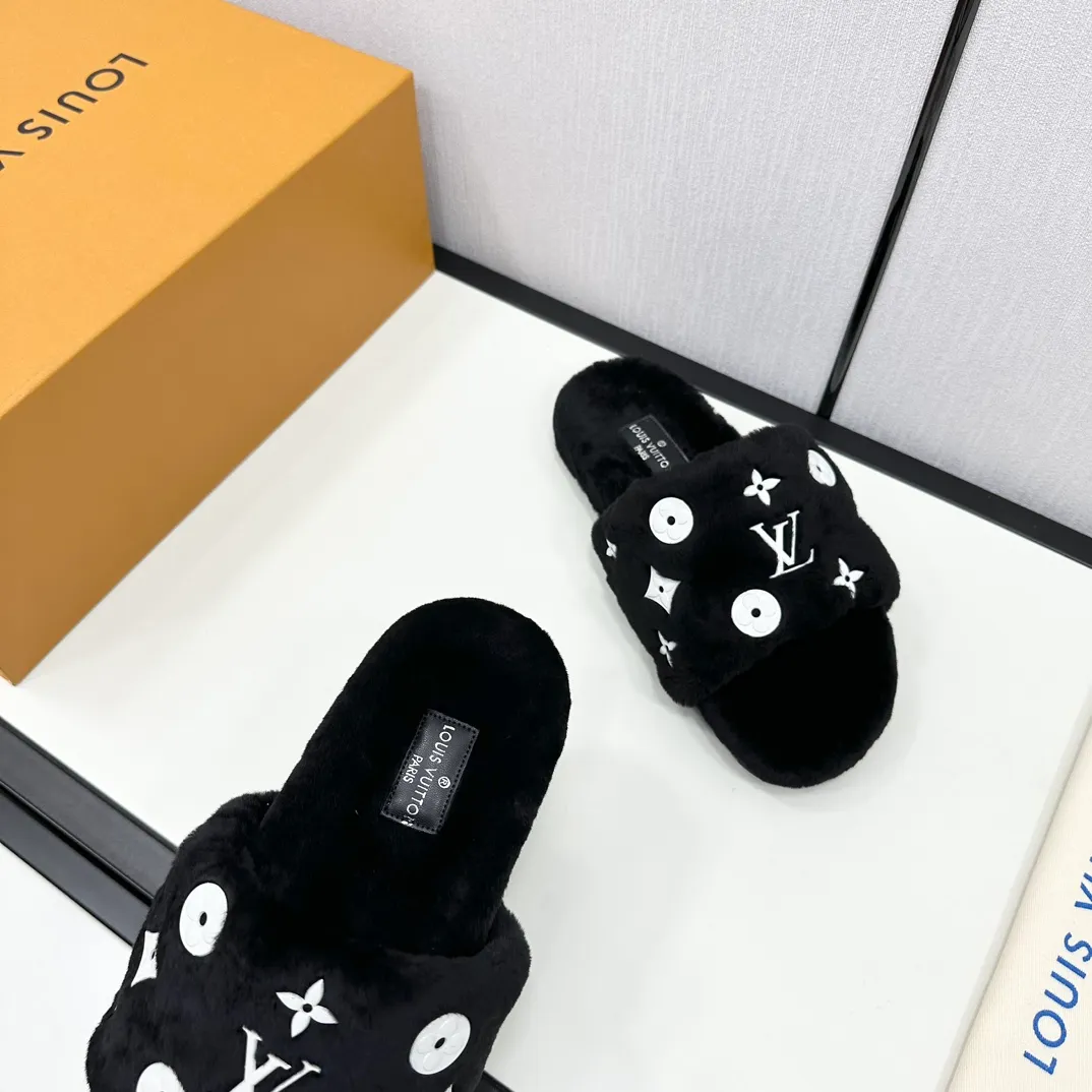 👟👟Ex-factory price 520👟👟 High-end quality L. Latest fur mop 🍟 Original imported genuine leather outsole 🍆 Imported fur-integrated lambswool fabric (LV letters are attached to the car, which is not comparable to wool on the market. The wool on the market is easy to pull out and the quality is comparable🆚) 🧐 Inner lining/foot pads: imported wool 🥰 SIZE: 35-41 (40/41 customized, non-returnable) 🥴 Original packaging